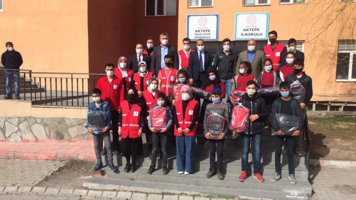 Patnos İl Milli Eğitim Müdürümüz Yakup TAŞDEMİR ve Kızılay Başkanı okulumuza ziyarette bulunarak öğrencilere çanta ve kırtasiye malzemeleri dağıttı.